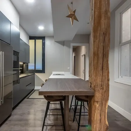 Aston - Amplio Y Centrico * بلباو