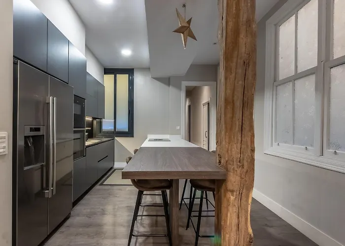 Aston - Amplio Y Centrico * Μπιλμπάο